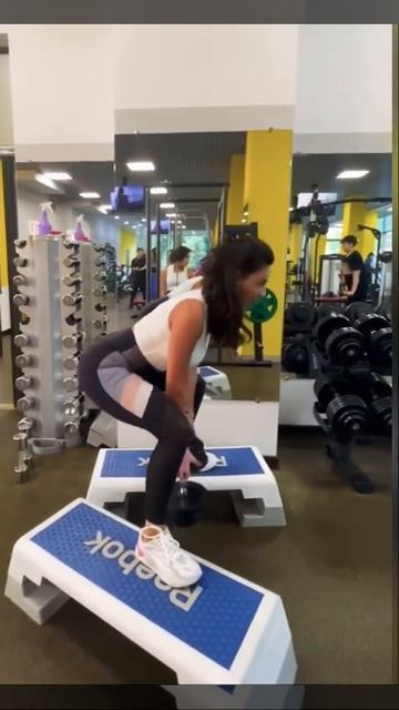 Присед с гантелей на платформе , эффективные упражнен? смотреть онлайн