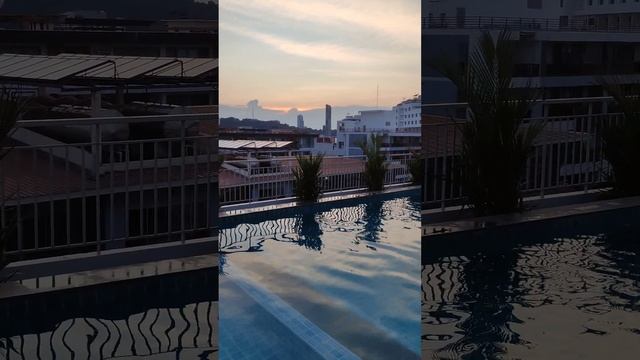 the whisper hotel бассейн вечером.Паттайя 2024 смотреть онлайн