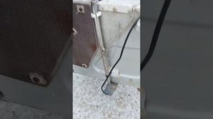 Датчик эхолота под днище лодки.
