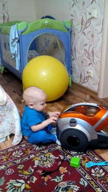 Малыш Гера осваивает пылесос угар смотреть всем| Baby Gera смотреть онлайн