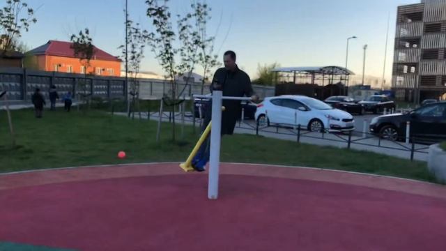 Детская площадка. Бабушки/мамы/папы. Вайн