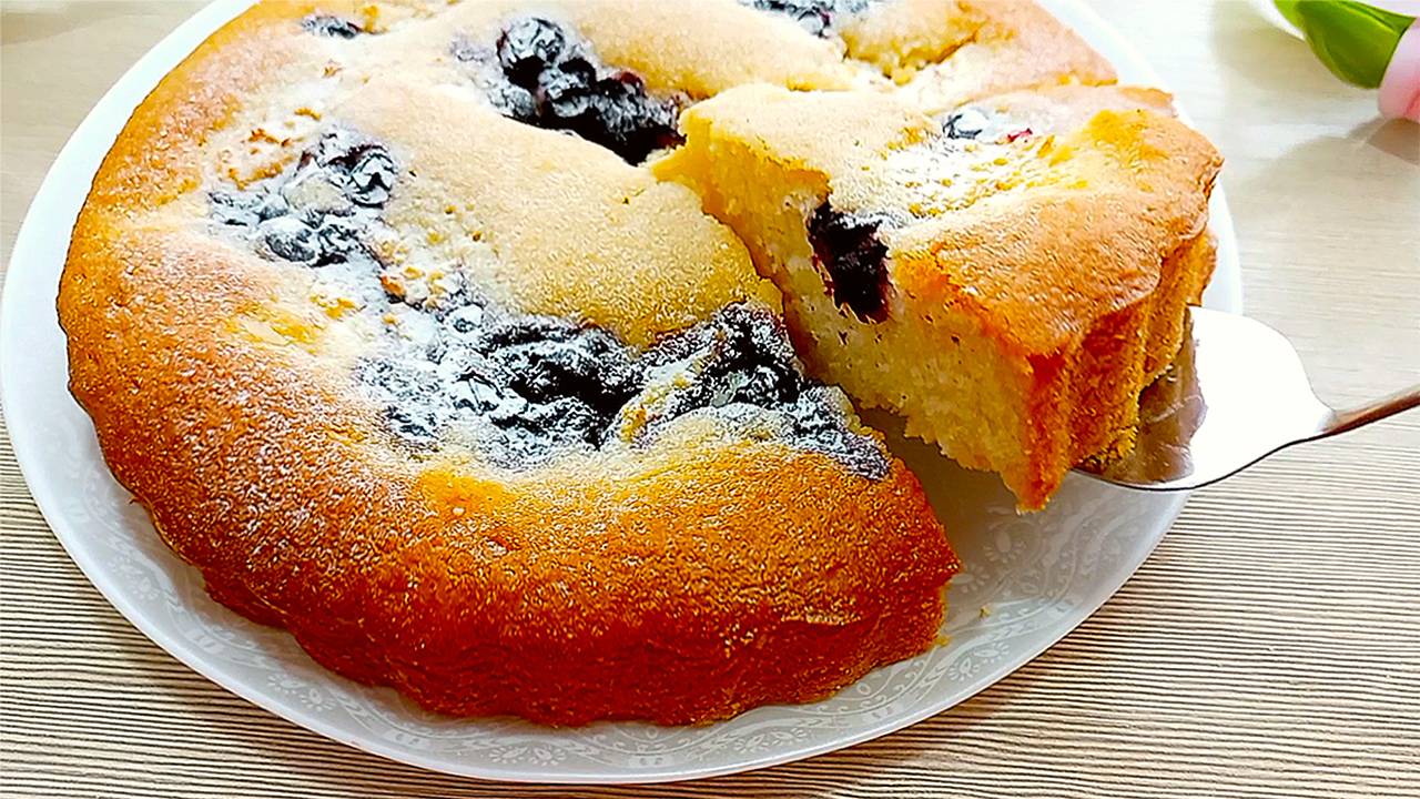 Нежный творожный пирог с ягодами! Вкусный десерт для всей семьи😊 смотреть онлайн