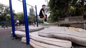 Как научится делать сальто на матрасах от Даниила.