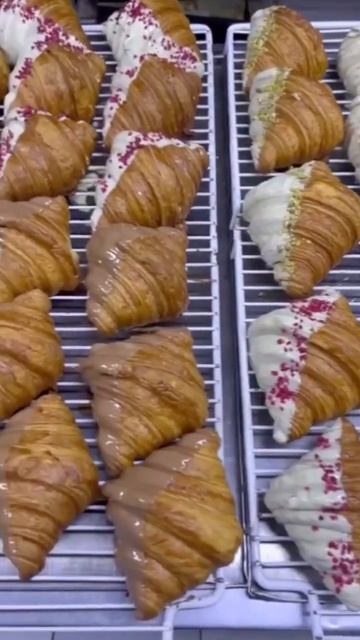 Очередная партия 🥐🥐 из духовки 🥐 идеальная форма☁? смотреть онлайн