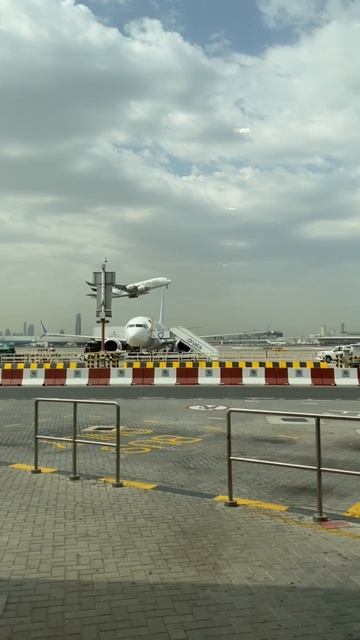 Взлет Airbus A380 Airport Dubai #dubai #airbus #a380 #airport #взлет #emirates #fly #flyd смотреть онлайн