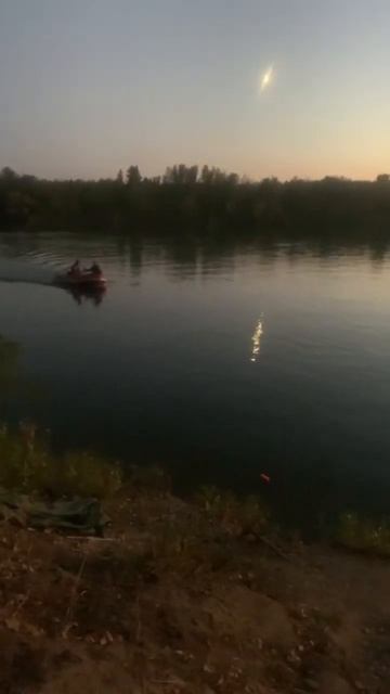 р. Бузан. Мужики на моторке возвращаются с уловом🐬🐬?