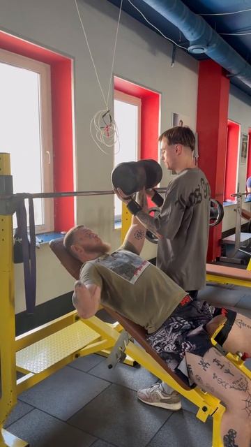 42,5 кг жим гантели одной левой 😱🦾 смотреть онлайн