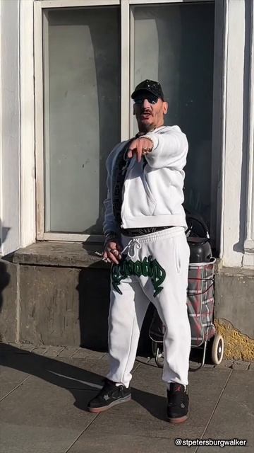 Танцор Майкл на канале Грибоедова в Санкт-Петербурге.