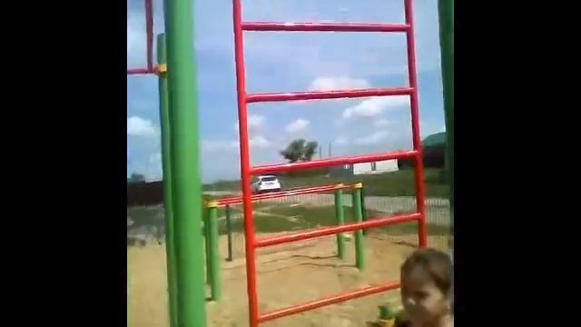Детская площадка. Сестрёнка долго не хотела уходить)) смотреть онлайн