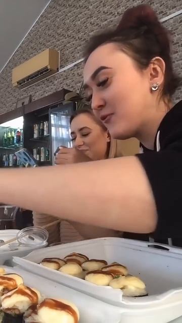 Вы любите роллы?🍣 #мукбанг #кушаюнакамеру #вкусно #еда смотреть онлайн