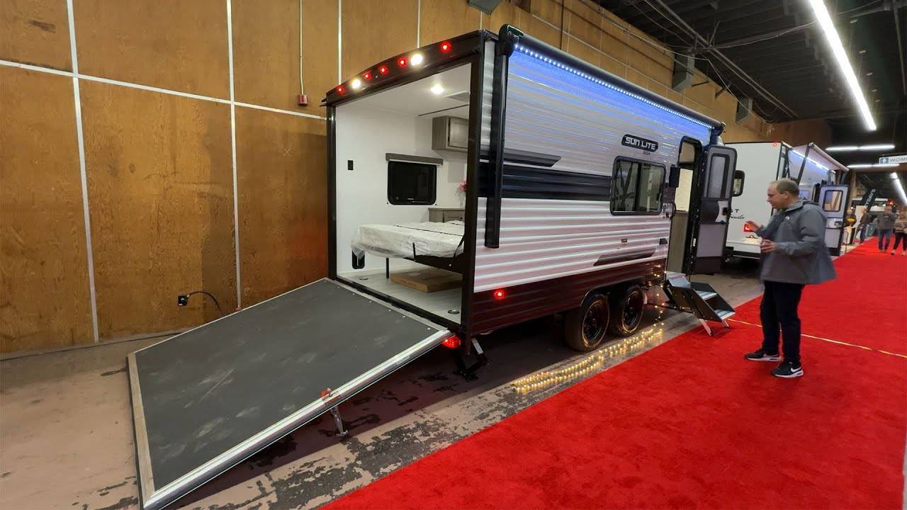 Небольшой американский прицеп с гаражом для мотоцикла в комнате трансформере. Автодом Sunlite 21TH смотреть онлайн