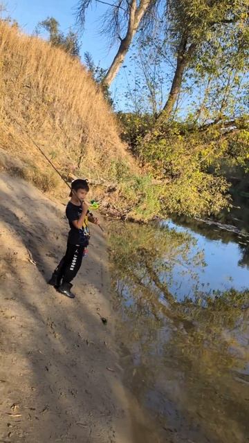 Учу сына правильно забрасывать #рыбалка смотреть онлайн