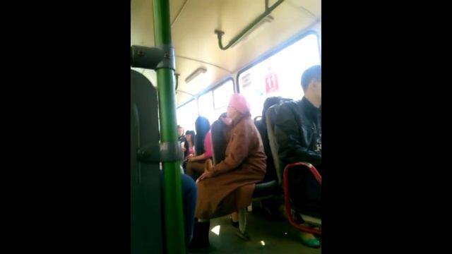 Прикол в автобусе "Бабка орёт в автобусе!" смотреть онлайн