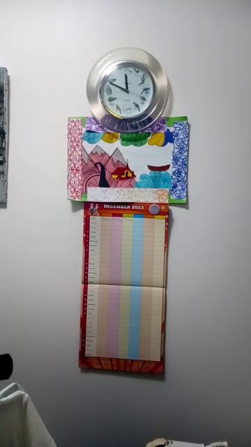 Часы и календарь весит на стене в комнате 80.