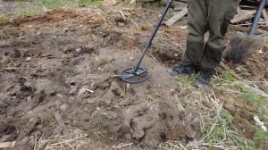 Проверяем металлоискателем место где стояла баня. Жизнь в деревне день 13