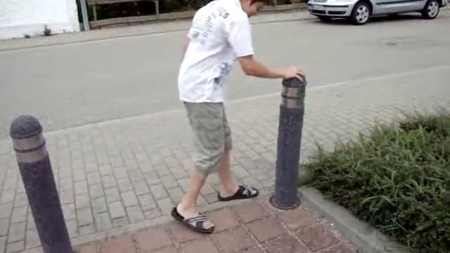 Столбики на автостоянке в Германии.