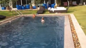 Чем закончилась зарядка🤪/купаемся в бассейне/ныряем