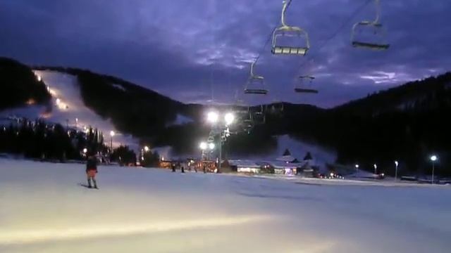 Я с дочкой спускаюсь с горки