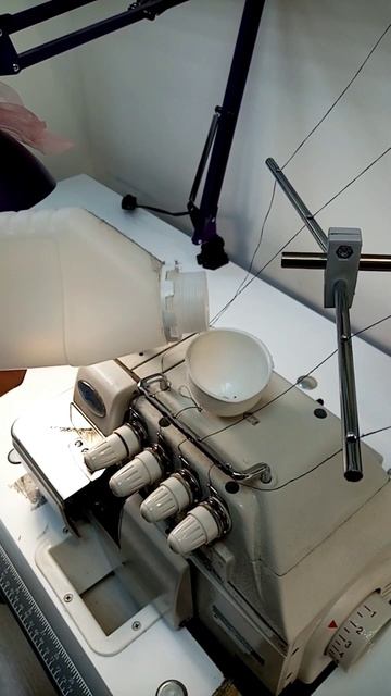 как залить масло в оверлок. #оверлок #творчество #трюки