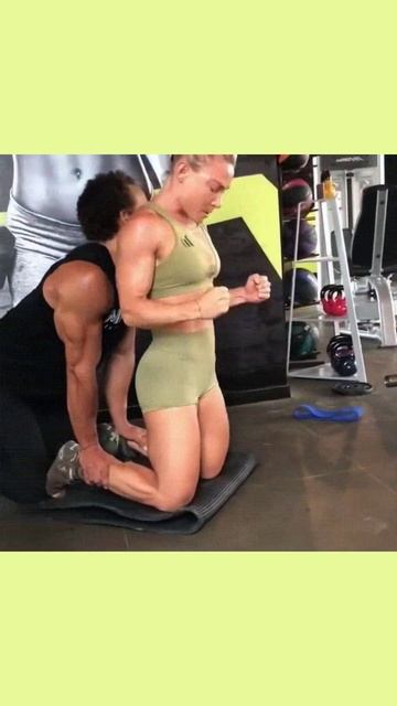 ДЕВУШКА ОТЖИМАЕТСЯ БЕЗ РУК #sports #trening #crossfit #fitness #спорт # смотреть онлайн