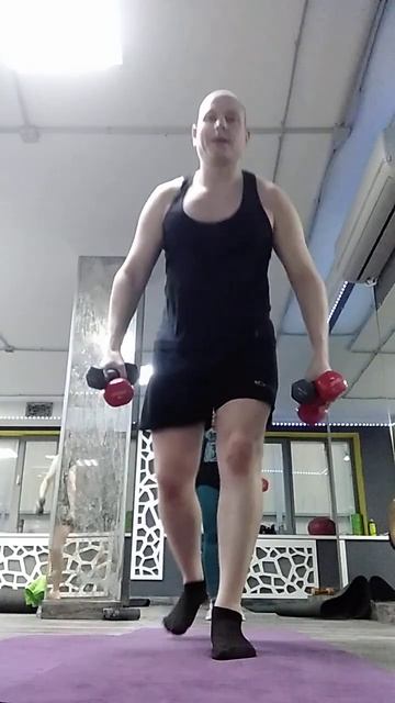 Подъем гантелей перед собой. Выпады с гантелями. #motivatio смотреть онлайн