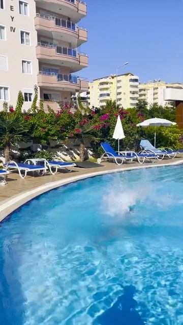 Первый прыжок в бассейн 😅! #турция #махмутлар смотреть онлайн