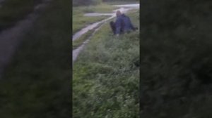 Пьяный мужик пытается дойти домой (часть 1) смотреть до конца!