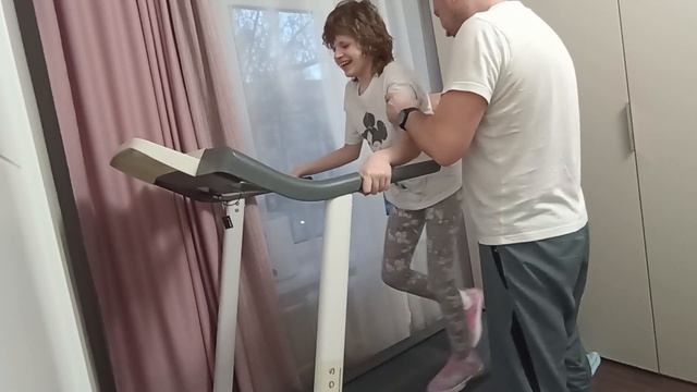 Даша опять бежит по беговой дорожке. Папа поддерживае? смотреть онлайн