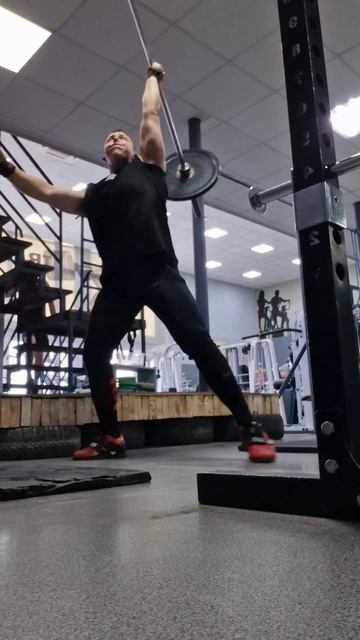 Когда в зале нет гантели, наши спортсмены тренируются смотреть онлайн