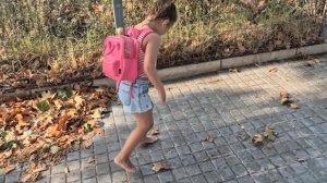 Оливейя идет после бассейна босиком по улице #испания