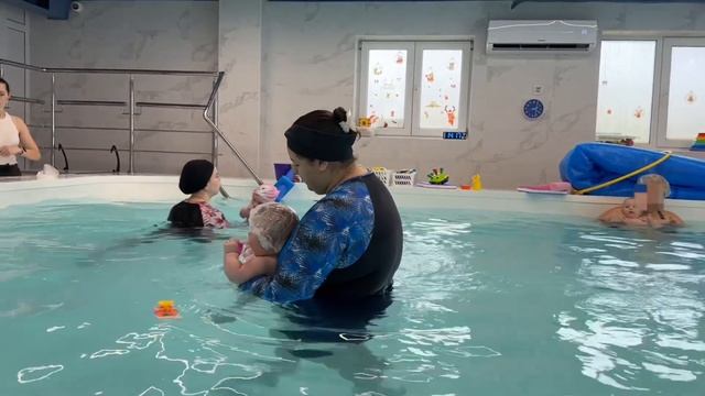 Грудничковое плавание. Наш первый урок плавания в бас? смотреть онлайн