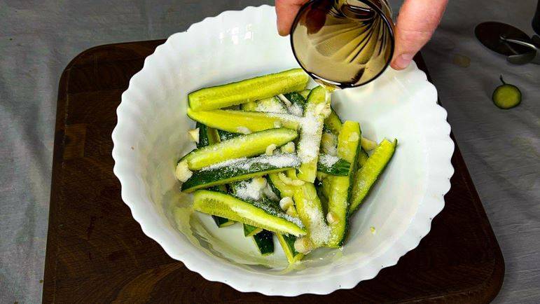 Это намного вкуснее, чем МАЛОСОЛЬНЫЕ огурцы Готовьте сразу две порции этих хруст смотреть онлайн