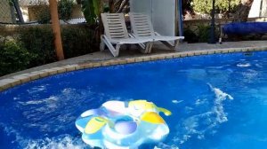 Настя и Миша в бассейне на вилле. Лайк Настя. Like Nastya