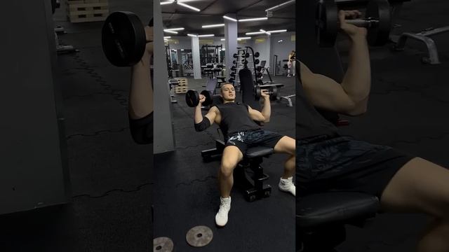 Жим Гантелей на наклонной скамье 30’ смотреть онлайн