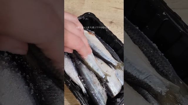 Солим салаку на следующий день уже можно кушать.#shorts #р смотреть онлайн