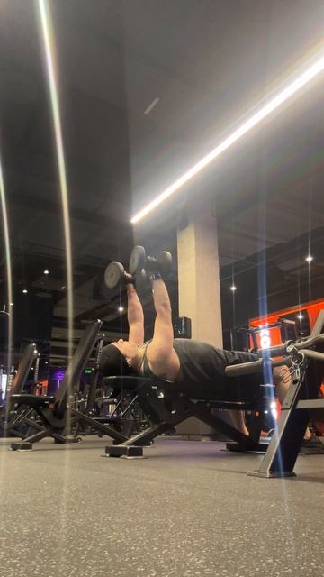 F342 - развитие трицепса пулловер гантелями #упражнение смотреть онлайн