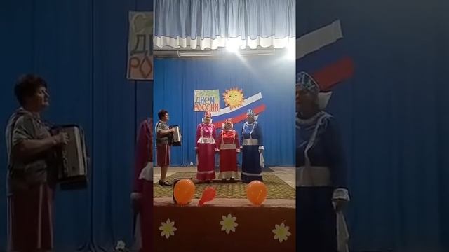 Крым, с. Ново Ивановка очень крутое трио. смотреть онлайн