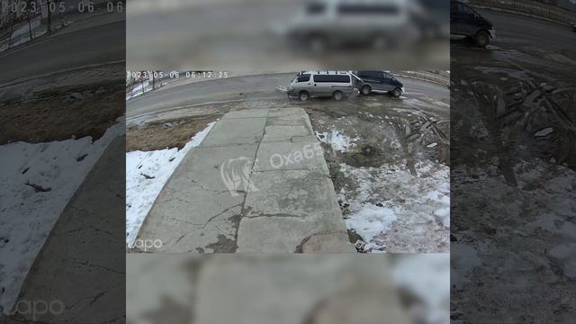 В Охе водитель иномарки, не справившись с управлением, влетел в припаркованные автомобили смотреть онлайн