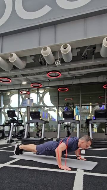 Отжимания с эспандером. Упражнение для мышц груди и ру смотреть онлайн