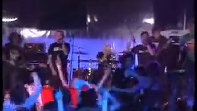 Ляпис Трубецкой - Собаки (live) смотреть онлайн