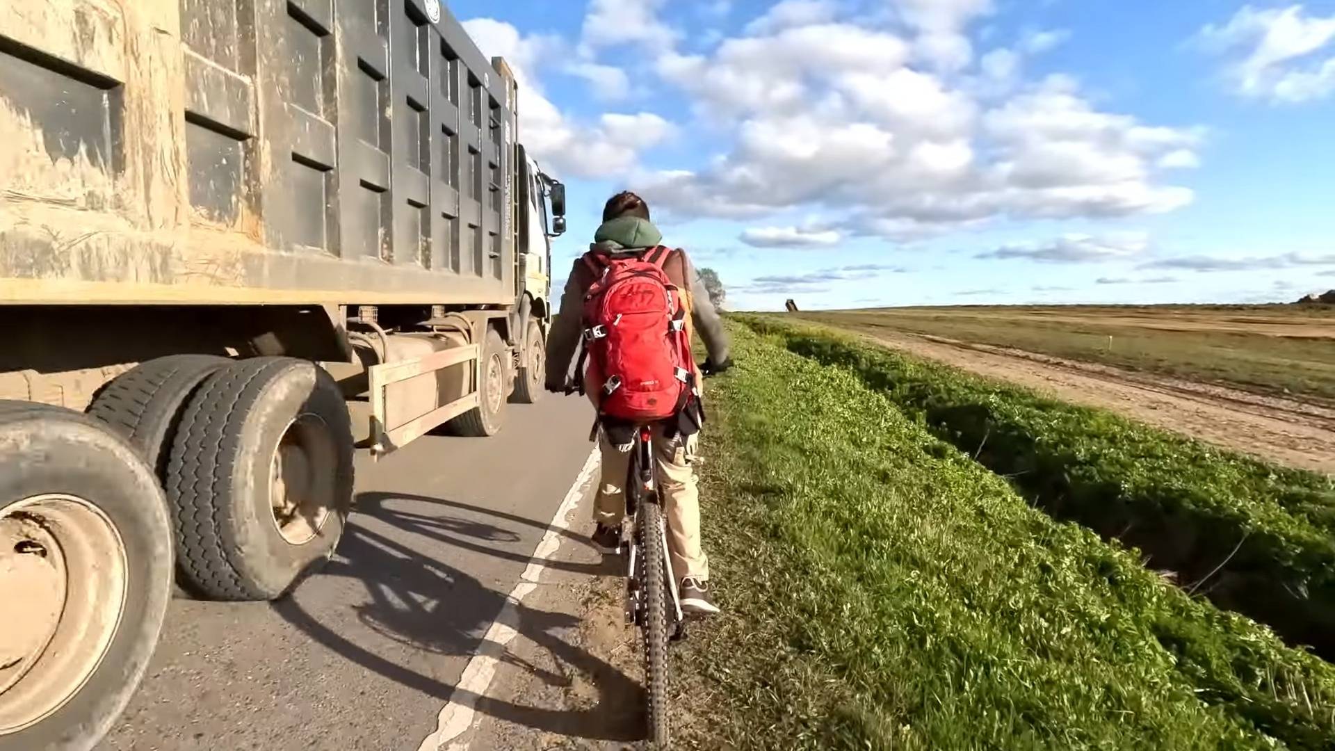 Механизированная Бригада продолжает свое путешествие.Бешенный грузовик ненавидит велосипедистов. смотреть онлайн