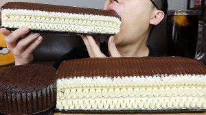 УГЛЕВОДНАЯ БОМБА: ТОРТ-МОРОЖЕНОЕ, ШОКОЛАДНЫЙ БРАУНИ И ОСТРЫЙ ДОШИРАК —  МУКБАНГ ПО-КОРЕЙСКИ