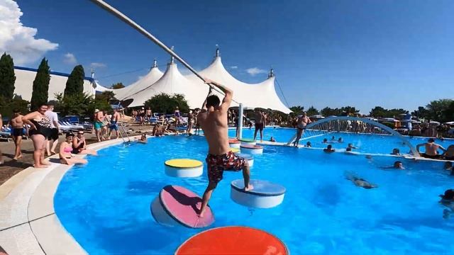 Аквапарк "Золотая бухта" в Геленджике смотреть онлайн