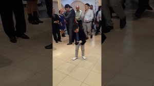 Мальчик круто поет на свадьбе
