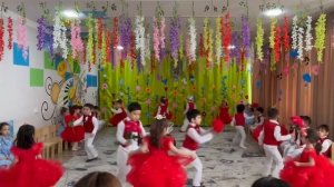 Танец ДАРИТЕ ЖЕНЩИНАМ ЦВЕТЫ.Муз рук Табассум Дет сад-30