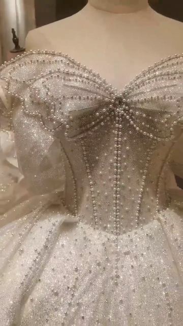 Свадебные платья, вышитые бусинами 👰♀️🤍 #свадебн? смотреть онлайн