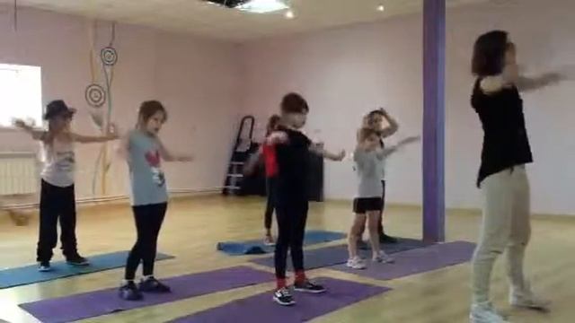 Дочка на занятии по Хип-хоп. Разминка.