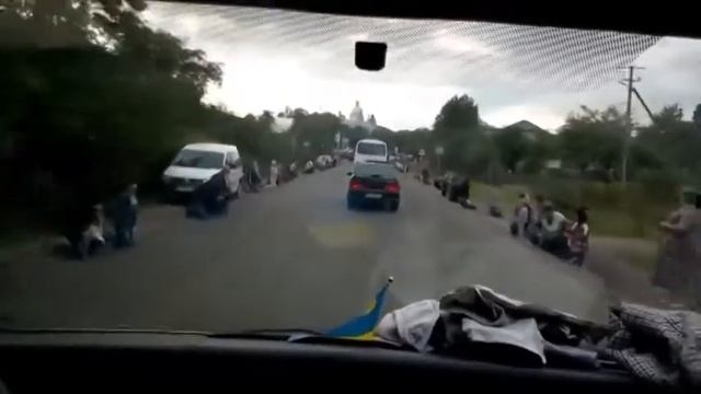 Смотрите россияне как Западная Украина встречает погибшего ГЕРОЯ УКРАИНЫ смотреть онлайн