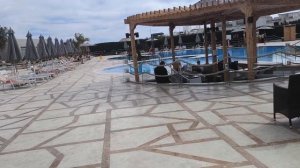 Шарм-эль-Шейх в марте 2025. Замер температуры воды в басс