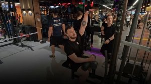 Вертикальная тяга одной рукой, техника выполнения упр